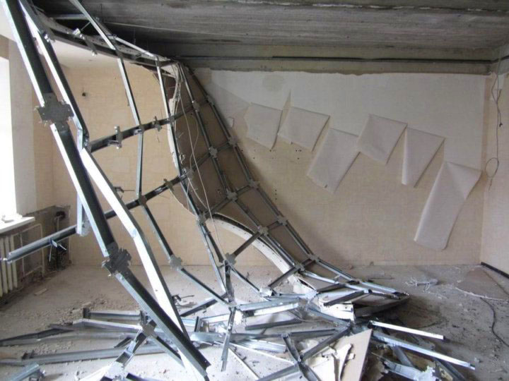 Демонтаж потолка